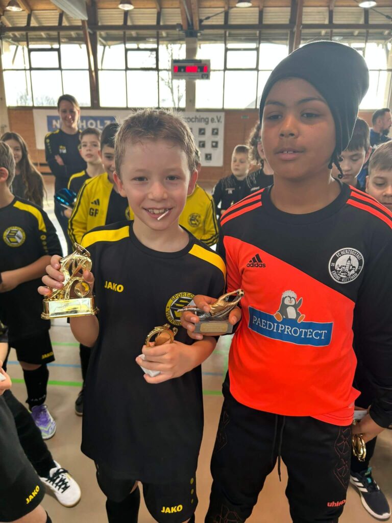 Liam als bester Torhüter mit dem besten Stürmer des Turniers